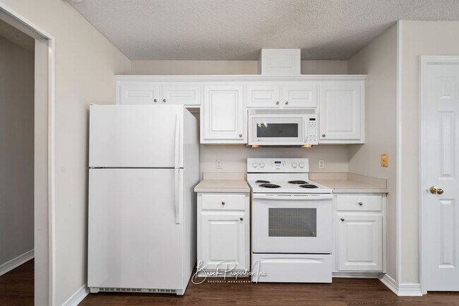 Building Photo - 2100 Blue Wind Dr