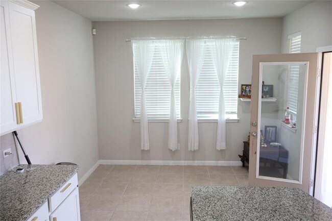 Building Photo - 11500 Maple Leaf Way