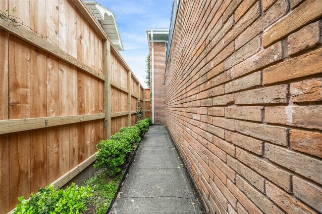 Building Photo - 705 Harold St