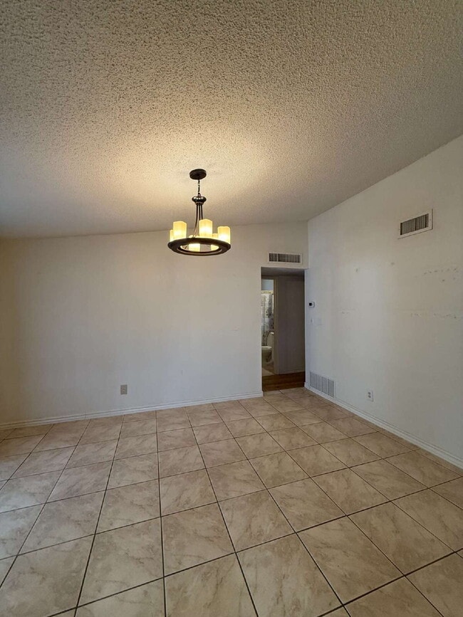 Building Photo - 10449 Chinaberry Dr