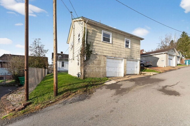 Building Photo - 604 1/2 Hart Street