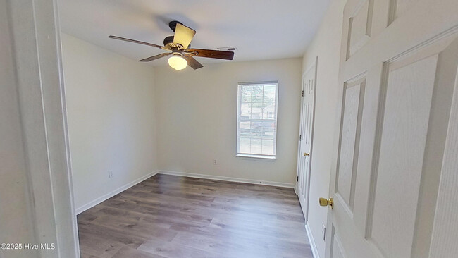 Building Photo - 4240 Sunglow Dr
