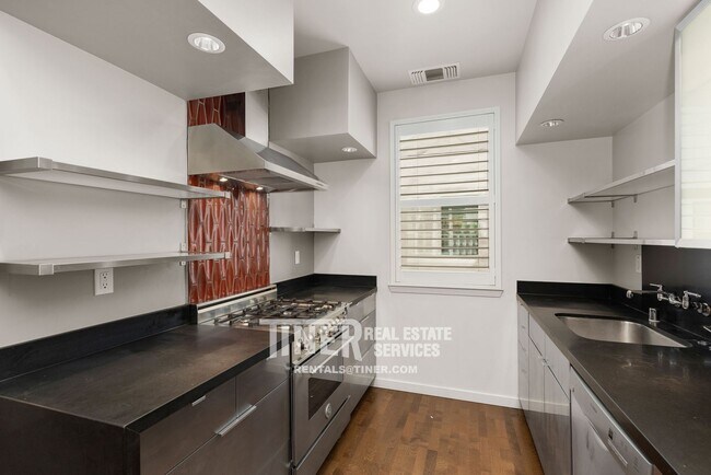 Building Photo - Fabulous Midtown Brownstone