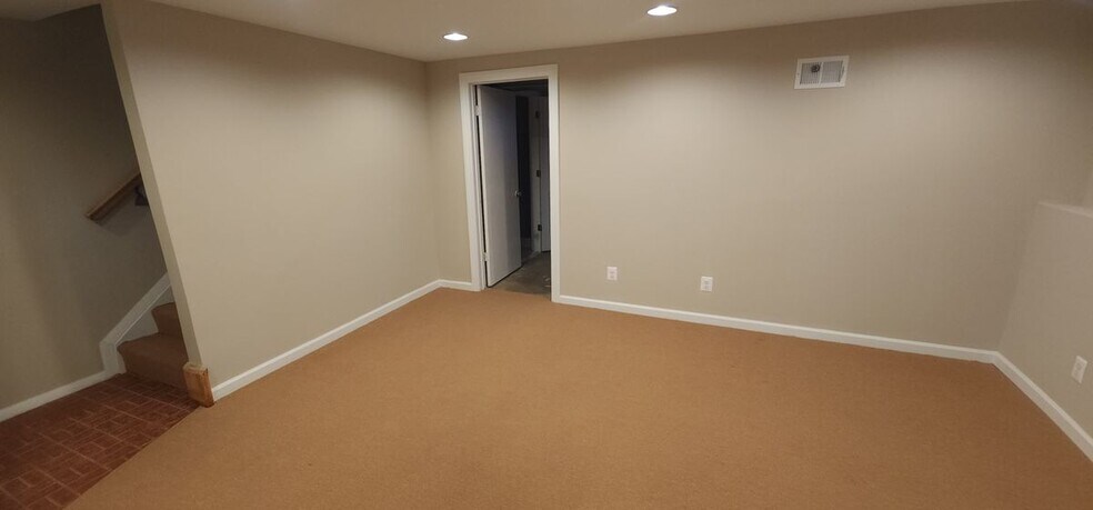 Building Photo - 7886 Marioak Dr