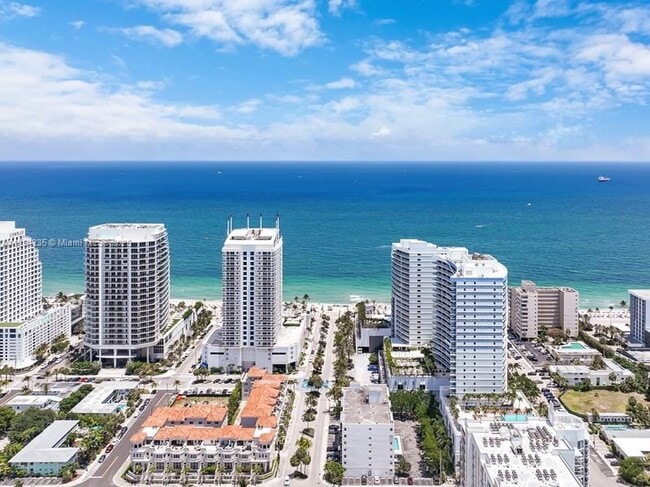 Building Photo - 3000 Riomar St