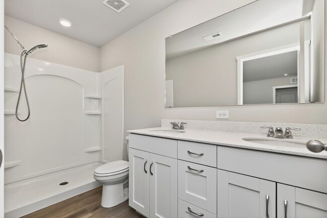 Building Photo - MODERN COMFORT!! 3 Bedroom, 3 Bathroom Townhome in Urbandale!