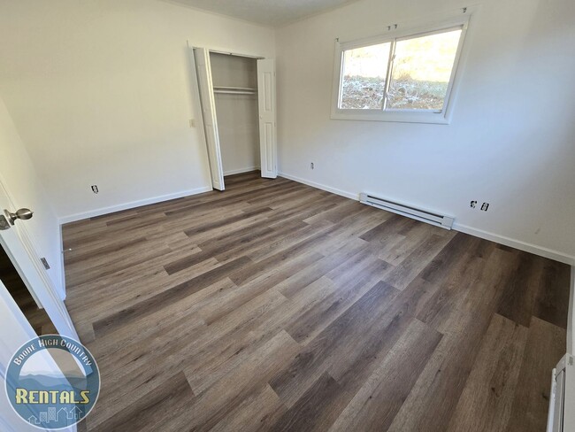 Building Photo - 3-Bed/1.5-Bath Duplex Unit Available - Close to Campus!