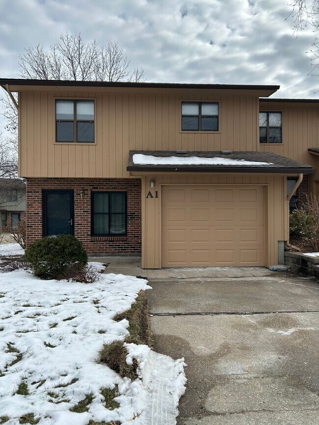 Building Photo - 2 bed/ 2 bath Condominium