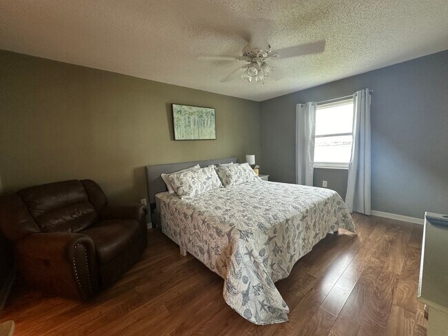 Main Bedroom - 2936 Lake Shore Dr