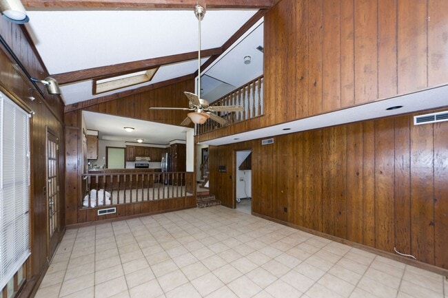 Building Photo - 5 Bedroom 3 Bath Home in Parkshore - Charl...