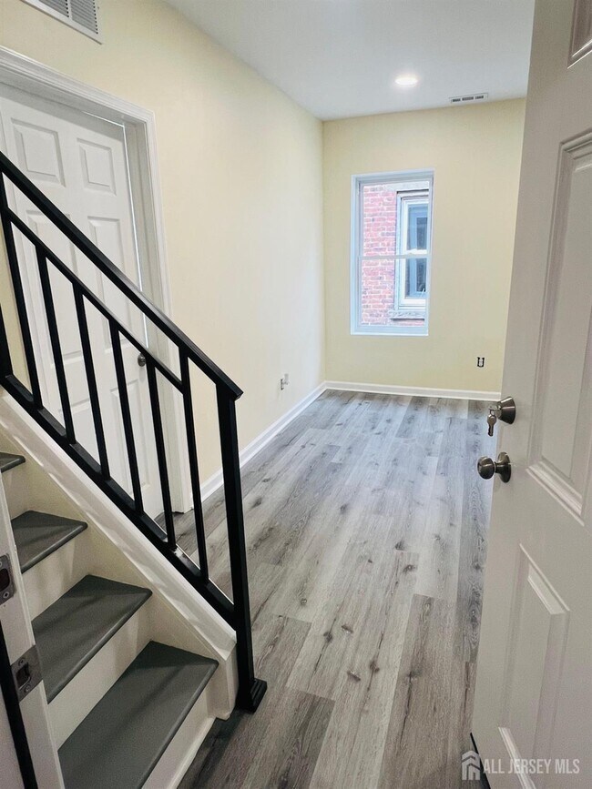 Building Photo - 362 Lawrie St