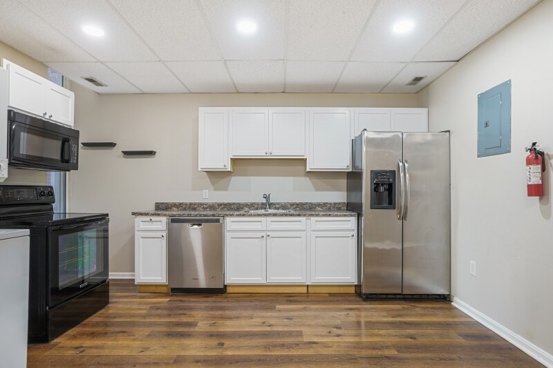 Building Photo - 2645 N Charles St