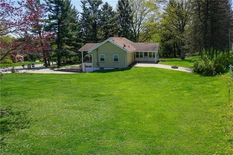 large yard - 3350 Gibsonia Rd