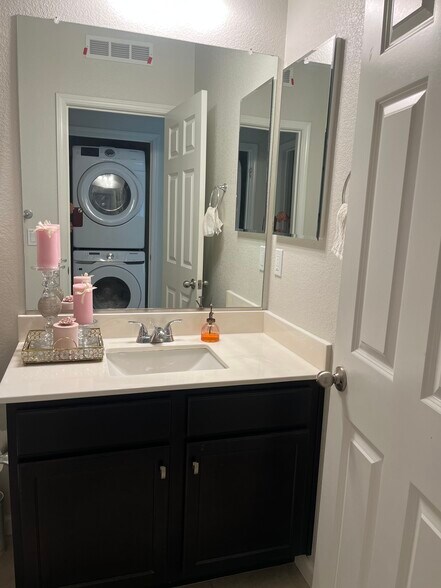 Building Photo - 1432 S Hart Dr