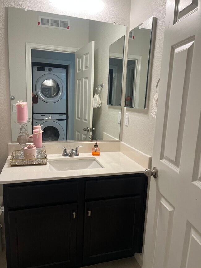 Building Photo - 1432 S Hart Dr