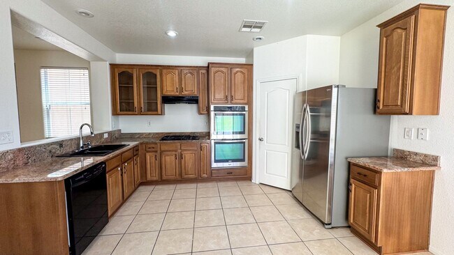 Building Photo - Spacious 3-Bed + Loft & Den | Granite Coun...