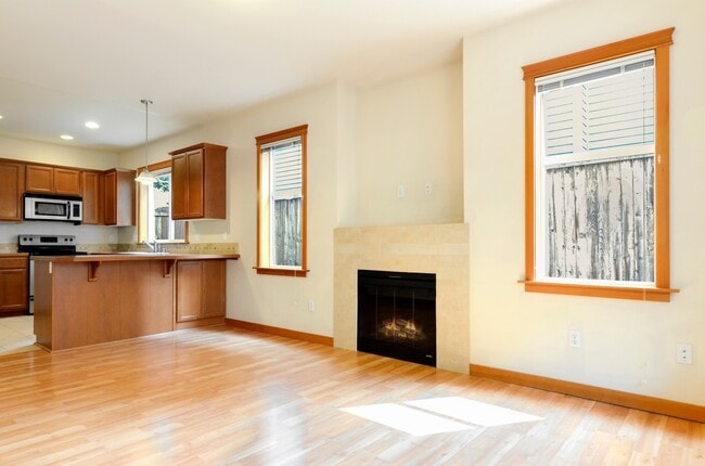 Building Photo - Updated Townhouse Near Fauntleroy Park with Private Suites and Parking