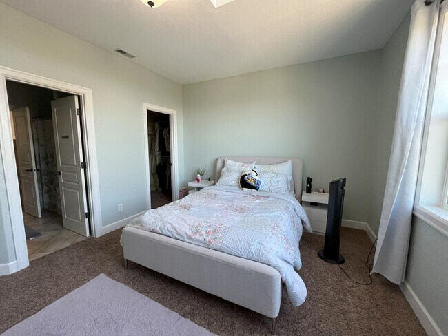 Building Photo - Elegant 4-Bedroom Luxury Home with Panoram...
