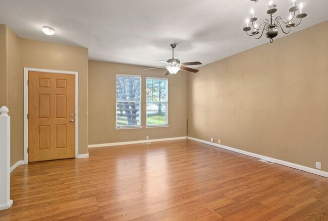 Building Photo - Cute 2bd, 2.5ba Townhome Across from Cotto...