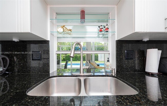 Building Photo - 810 S Rainbow Dr