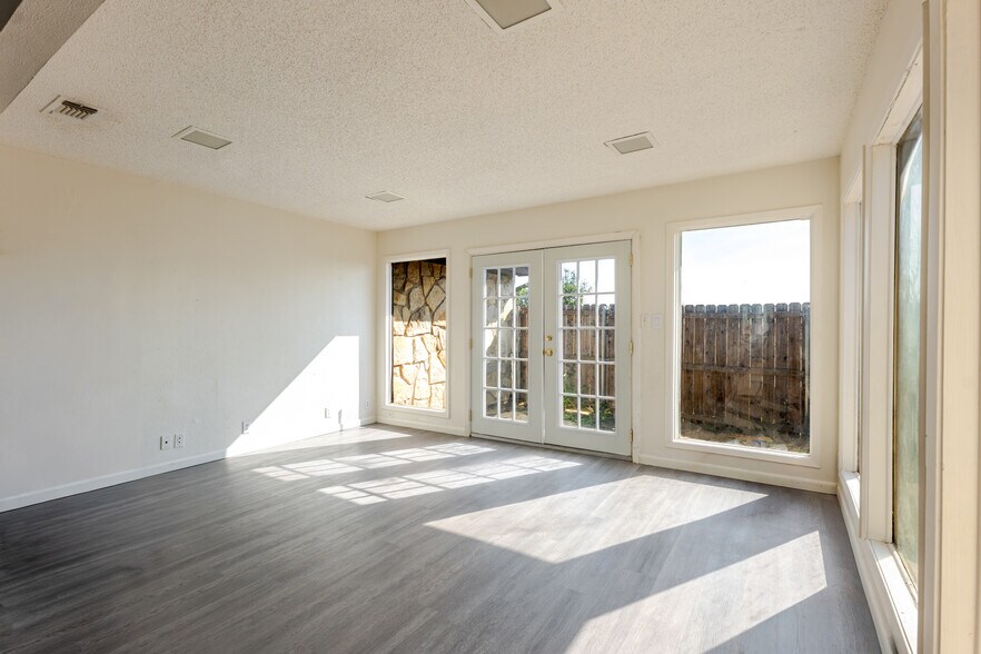 Building Photo - 504 Hilltop Dr