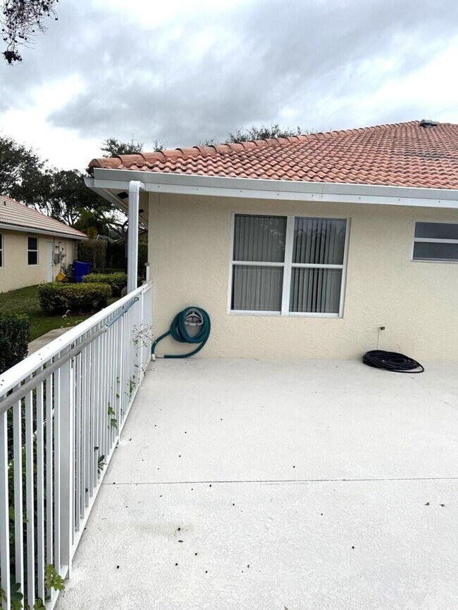 Building Photo - 106 Pepper Tree Cres