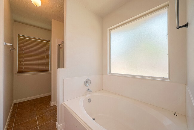 Building Photo - Spacious 3-Bedroom, 2-Bathroom Home with F...