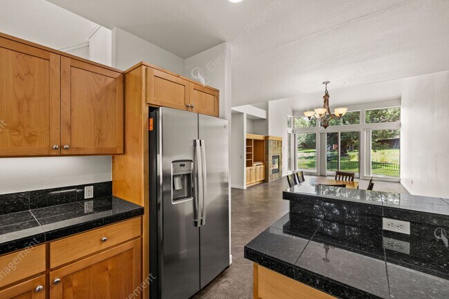 Building Photo - Eagle Crest Townhome Steps to Lakeside Cen...