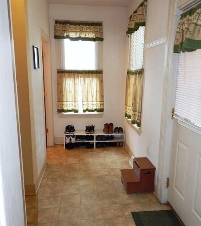 Building Photo - Historic 5 Bedroom, 1.5 Bath in Downtown York!