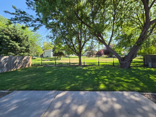 Building Photo - 2624 Manchester Dr