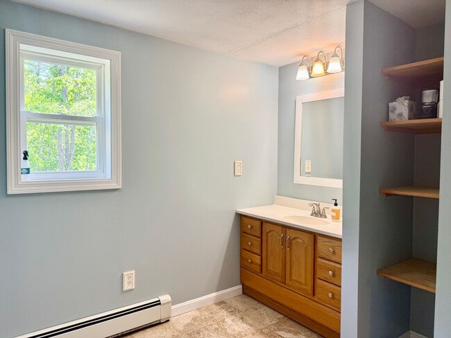 Building Photo - Sunny & Spacious 4 bedroom home