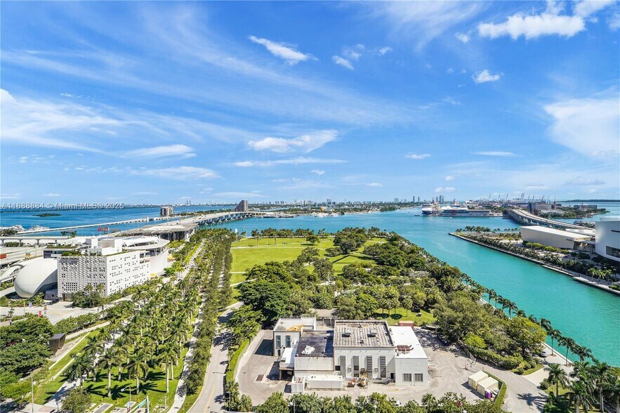 Building Photo - 900 Biscayne Blvd
