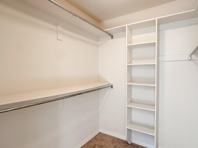 Building Photo - 691 N Meadowlands Dr