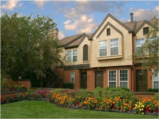 Building Photo - 2 Bed 1.5 Bath End Unit Townhome in Murray...