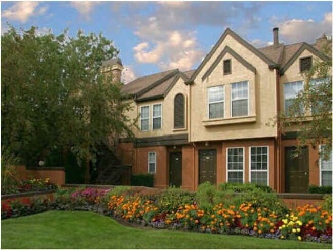 Building Photo - 2 Bed 1.5 Bath End Unit Townhome!