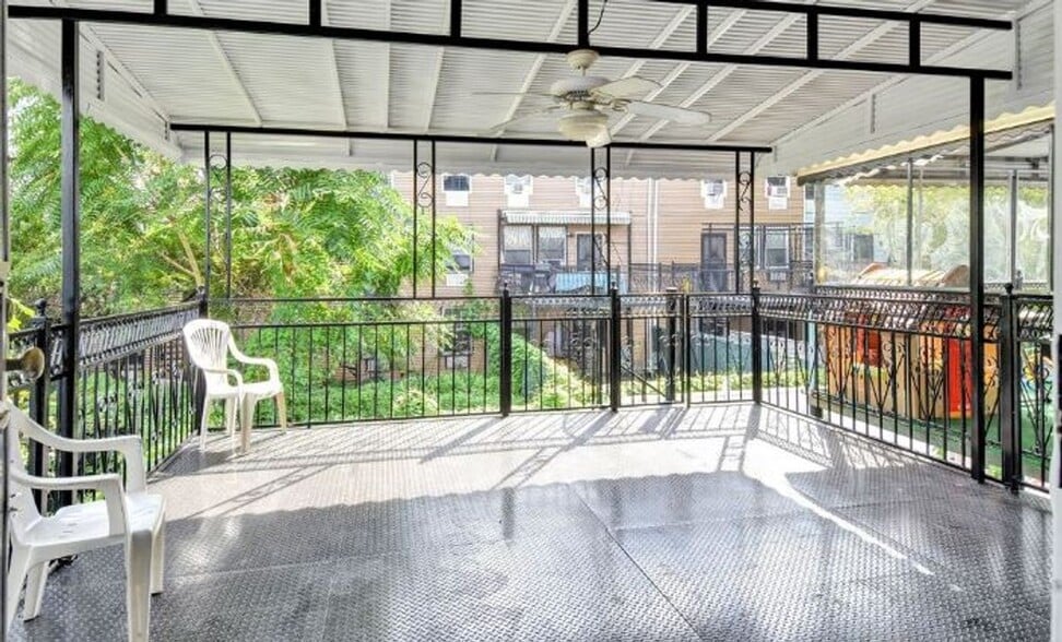 Building Photo - King sided bedroom with tons of closets available