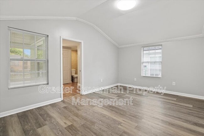 Building Photo - 705 W 47th St