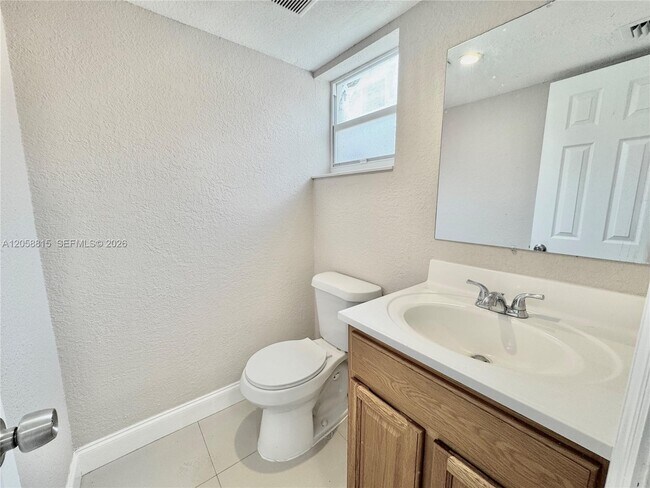 Building Photo - 3840 SW 52nd Ave