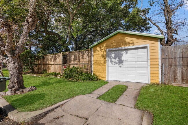 Building Photo - 4823 Fannin Dr