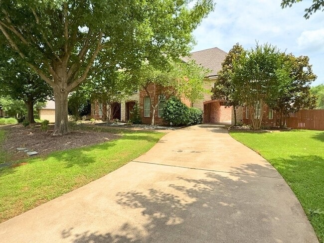 Building Photo - 1205 Golden Gate Dr