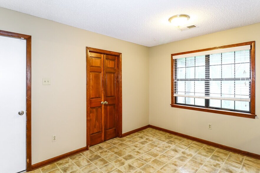 Building Photo - 928 Pheasant Hollow Dr