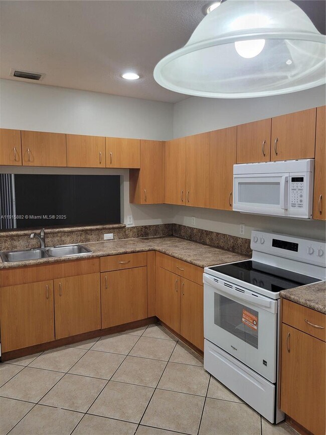 Building Photo - 2573 SW 82nd Ave