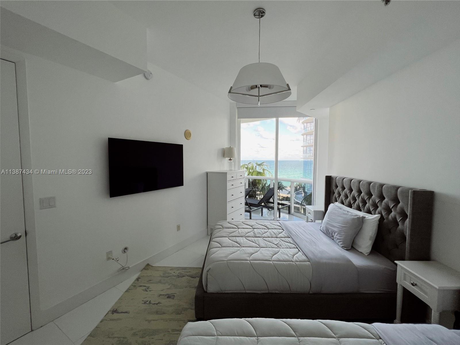 Building Photo - 15811 Collins Ave