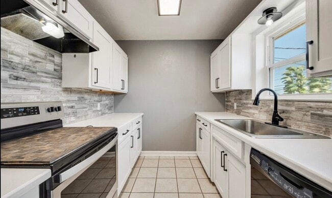 Building Photo - 411 Yorkshire Dr