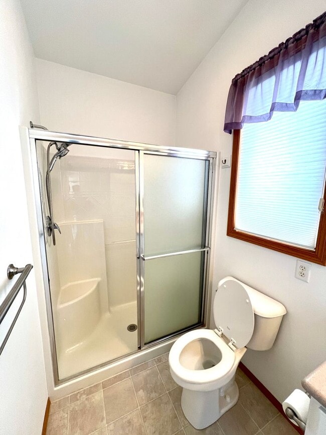Building Photo - Dog Friendly 3 bed 2 bath Home