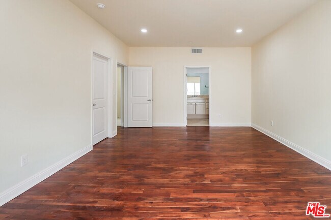 Building Photo - 7132 Farralone Ave
