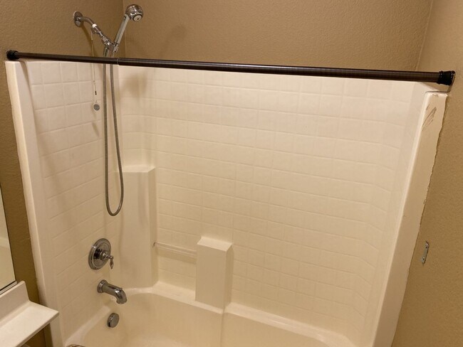 Building Photo - Newer 3 Bed, 2 Bath with HUGE Kitchen and ...