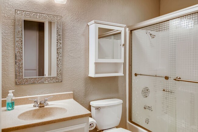 Building Photo - Move-in ready 2-Bed, 2-Bath Condo