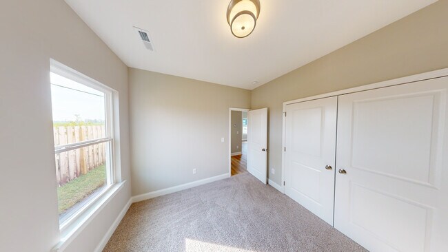 Building Photo - Midtown Oaks 12