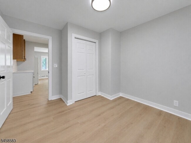 Building Photo - 405 Terhune Ave